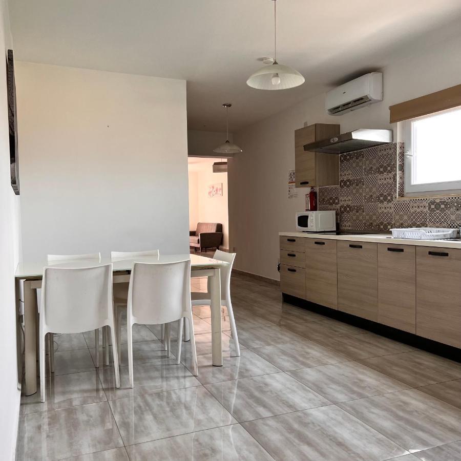 מסידה F4 Room 2, Private Room Two Single Beds Shared Bathroom מראה חיצוני תמונה